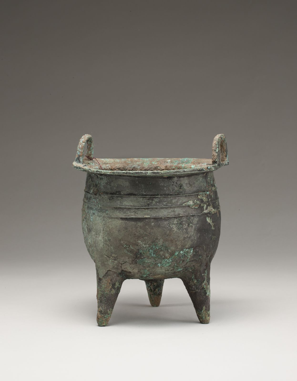 6厘米 形状描述: 方唇,斜折沿,鼓腹,圜底,锥状空心足. 口沿上